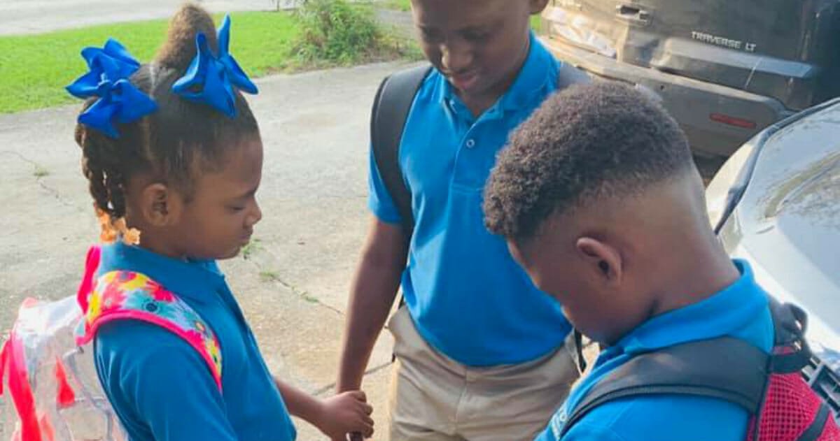 After family hardships, mom snaps photo of kids praying before first day of school