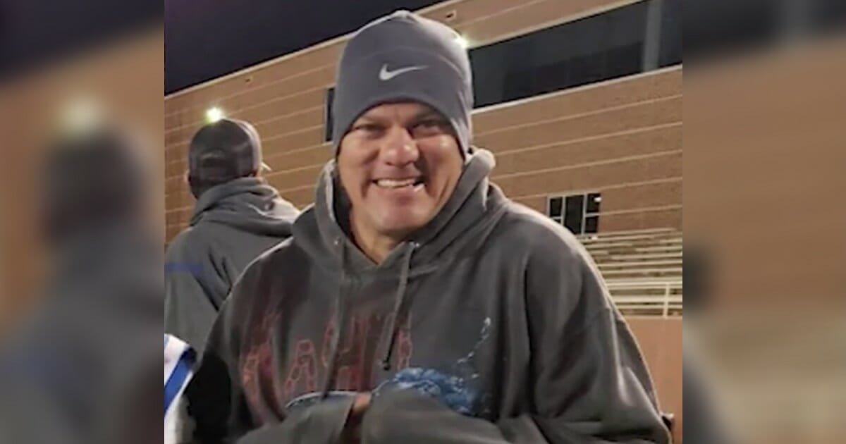 Dad dies while hanging Christmas lights with his family